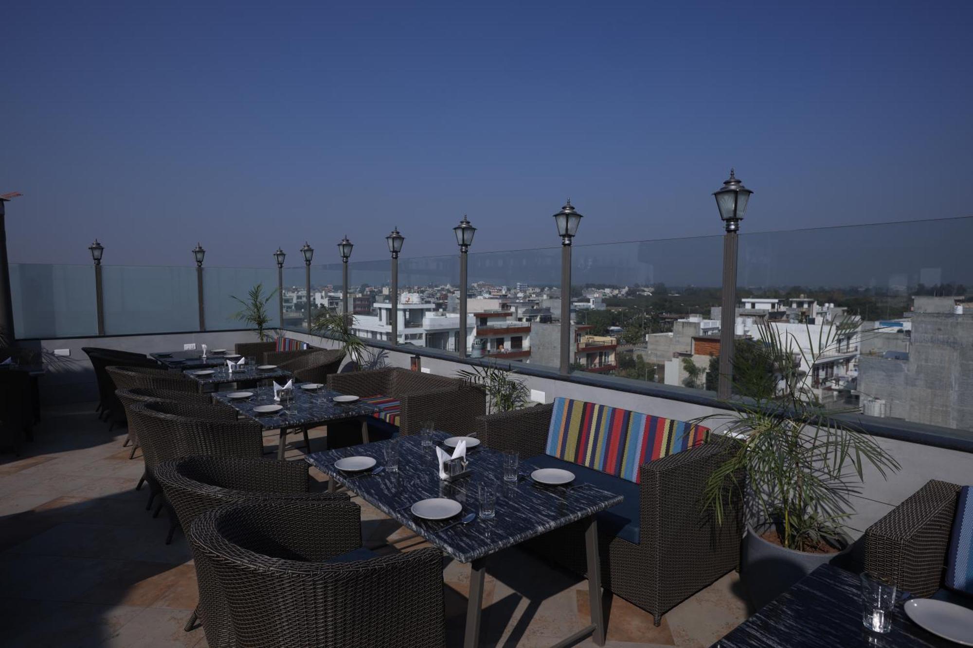 Hiraya Hotels Mohali Экстерьер фото